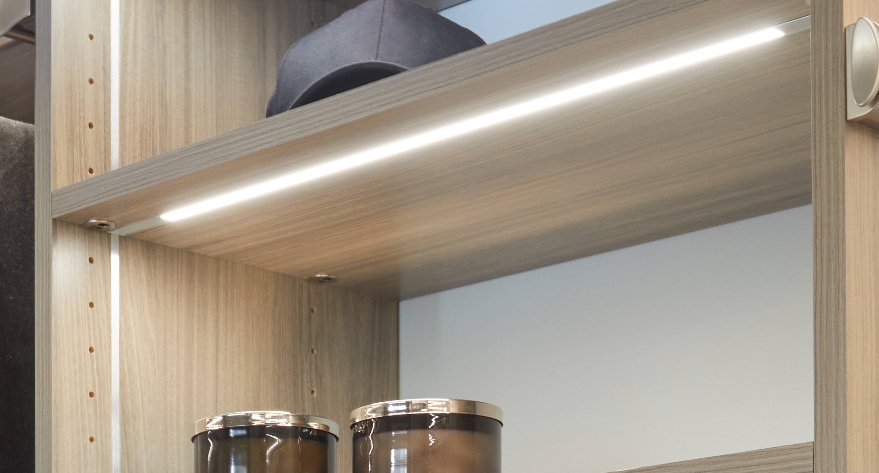 Watch the Wireless Adjustable Shelf Light System video from Häfele.