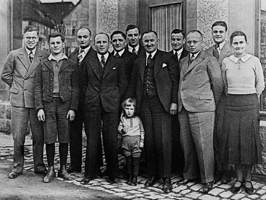 Adolf Häfele และพนักงาน ที่ด้านหน้าร้านช่างของเฮเฟเล่ในเมืองนาโกลด์